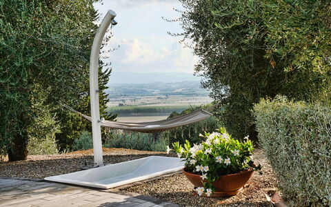 Villa Larino: Tuin, Schaduw, Landscaping, Natuurlijk Materiaal, Buitenmeubels, Backyard, Bloempot, Evergreen