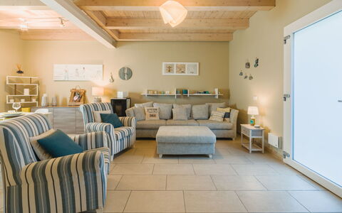 Casa delle Rondini: Meubilair, Interieur Ontwerp, Flooring, Verdieping, Tafel, Hout, Plafond, Stoel, Kamer, Bankstel