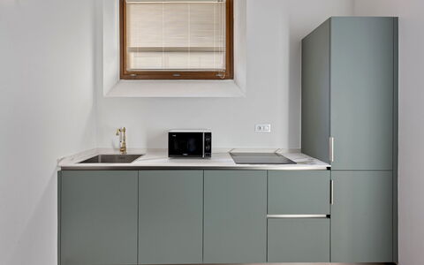 La Piazza Grand Vista Suite: Keuken, Toestel Van De Keuken, Cabinetry, Countertop, Interieur Ontwerp, Meubilair, Flooring, Hout, Major Appliance, Huishoudapparatuur