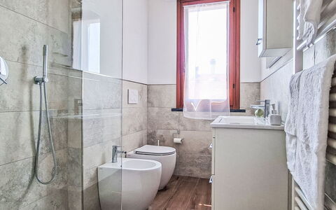 Le 3 Viste: Flooring, Wc Bril, Loodgieterswerkinrichting, Verdieping, Toilet, Badkamer, Interieur Ontwerp, Wastafel, Kraan, Loodgieter