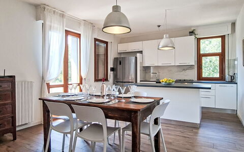 Le 3 Viste: Meubilair, Interieur Ontwerp, Flooring, Stoel, Hout, Keuken En Eettafel, Tafel, Lichte Inrichting, Verdieping, Eetkamer