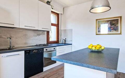 Le 3 Viste: Countertop, Keuken, Flooring, Toestel Van De Keuken, Interieur Ontwerp, Cabinetry, Verdieping, Hout, Meubilair, Major Appliance