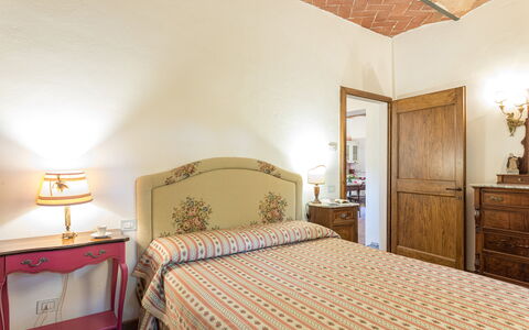 Antica Villa Merelli 12: Bed, Slaapkamer, Laken, Meubilair, Bedding, Bed Frame, Interieur Ontwerp, Kamer, Linens, Verdieping