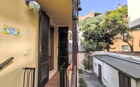 Casa Lelà: Muur, Deur, Appartement, Balkon, Ijzer, Daylighting, Leuning, Kamerplant