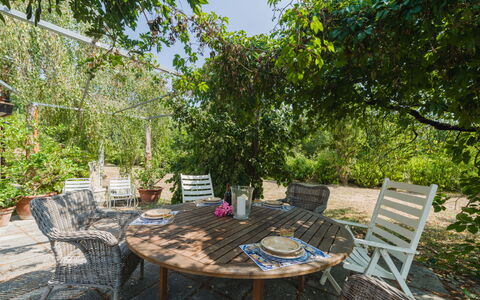 Gli Oleandri di Grazia: Meubilair, Buitenmeubels, Tafel, Stoel, Buitentafel, Struik, Keuken En Eettafel, Tuin, Schaduw, Backyard
