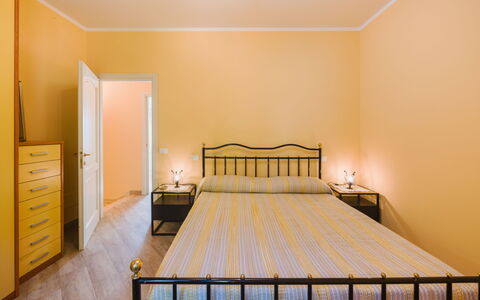 Dimora Polle di Malbacco: Bed, Interieur Ontwerp, Slaapkamer, Verdieping, Muur, Flooring, Meubilair, Kamer, Hout, Laken