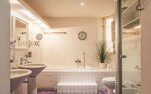 Bellavista: Flooring, Muur, Verdieping, Badkamer, Interieur Ontwerp, Loodgieterswerkinrichting, Wastafel In De Badkamer, Loodgieter, Plafond, Tegel