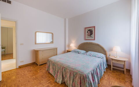 Appartamento la Terrazza di Anna: Bed, Meubilair, Slaapkamer, Interieur Ontwerp, Verdieping, Laken, Flooring, Bedding, Hout, Kamer