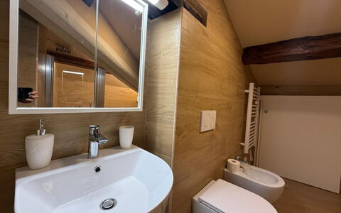 Il Pittore: Flooring, Hout, Loodgieterswerkinrichting, Verdieping, Interieur Ontwerp, Badkamer, Loodgieter, Tegel, Plafond, Wastafel