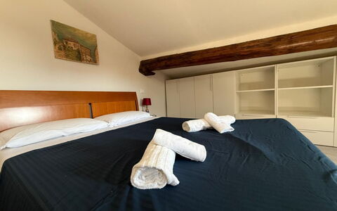 Il Pittore: Bed, Slaapkamer, Interieur Ontwerp, Meubilair, Verdieping, Hout, Flooring, Laken, Bedding, Kamer