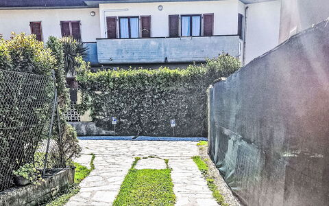Marina di Massa 651: Muur, Groen, Steeg, Oprit, Tuin, Gang, Flagstone, Cobblestone, Landscaping, Backyard