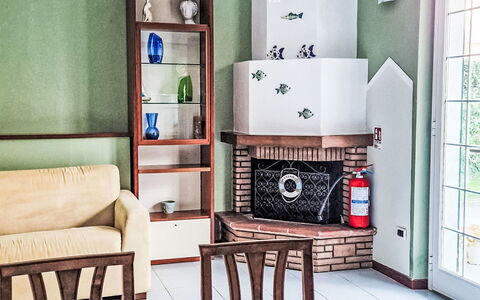 Marina di Massa 651: Meubilair, Interieur Ontwerp, Muur, Flooring, Verdieping, Kamer, Fotolijst, Verlichting, Stellingen, Woonkamer