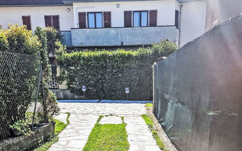 Marina di Massa 651: Oprit, Tuin, Gang, Flagstone, Schaduw, Steeg, Landscaping, Backyard, Cobblestone, Schaduw