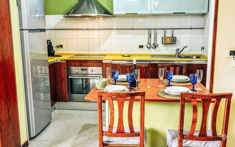 Marina di Massa 651: Meubilair, Keuken, Toestel Van De Keuken, Major Appliance, Flooring, Interieur Ontwerp, Hout, Countertop, Verdieping, Kamer