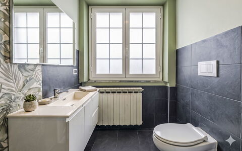 Marina di Massa 651: Badkamer, Loodgieterswerkinrichting, Flooring, Verdieping, Interieur Ontwerp, Kraan, Wastafel, Toilet, Tegel, Loodgieter