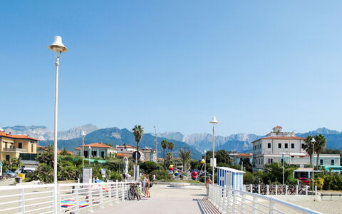 Marina di Massa 651: Lucht, Openbare Ruimte, Straatlantaarn, Pool, Gang, Doorgang, Stoep, Boardwalk, Hek