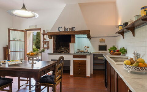 Podere Calcheto 14: Meubilair, Keuken, Interieur Ontwerp, Hout, Flooring, Countertop, Plafond, Huis, Verlichting, Cabinetry