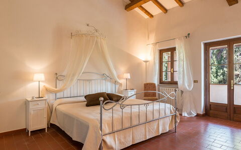 Podere Calcheto 14: Meubilair, Interieur Ontwerp, Flooring, Bed, Verdieping, Plafond, Slaapkamer, Kamer, Huis, Verlichting