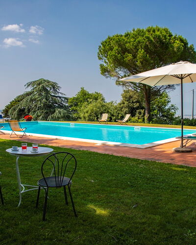 Torre di Paciano 10+2: Blauw, Zwembad, Landgoed, Hacienda, Eco Hotel, Tuin, Villa, Toevlucht, Landscaping, Boerderij