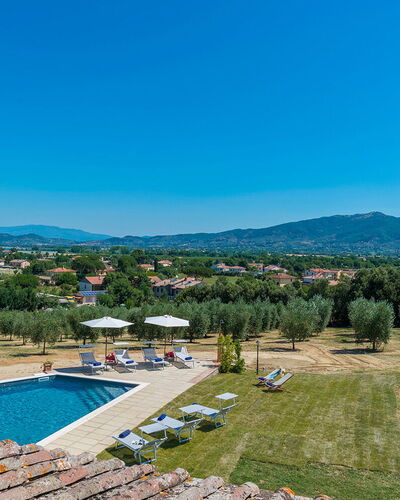 Villa Pucci 12: Lucht, Blauw, Zwembad, Buitenmeubels, Landscaping, Ligstoel, Eco Hotel, Toevlucht, Paraplu