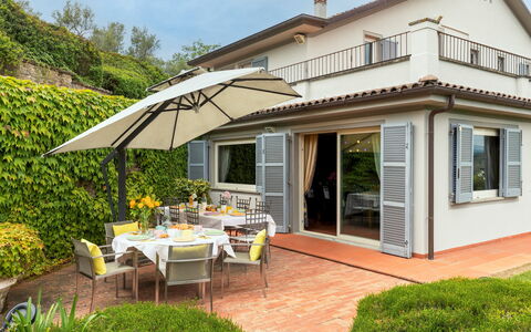 Villa Ninfeo 10+4: Huis, Huis, Woongebied, Dak, Deur, Bloempot, Balkon, Kamerplant, Landgoed, Veranda