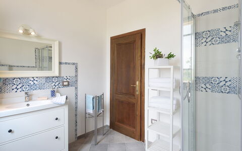 Poggio Vistabella 10: Blauw, Flooring, Verdieping, Loodgieterswerkinrichting, Badkamer, Interieur Ontwerp, Tegel, Loodgieter, Kraan, Kamer