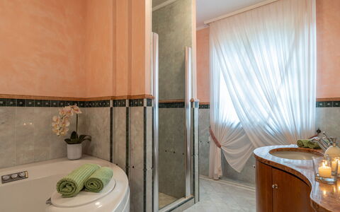 Villa Gabri 8: Interieur Ontwerp, Flooring, Loodgieterswerkinrichting, Verdieping, Verlichting, Kraan, Kamer, Loodgieter, Badkamer, Meubilair