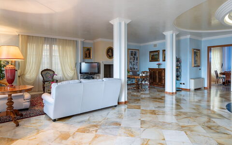 Villa Gabri 8: Flooring, Interieur Ontwerp, Verdieping, Meubilair, Plafond, Bankstel, Woonkamer, Verlichting, Kamer, Huis