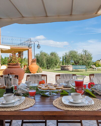 Villa Gabri 8: Meubilair, Tafel, Buitenmeubels, Stoel, Keuken En Eettafel, Buitentafel, Paraplu, Voedsel, Tafelkleed, Zwembad