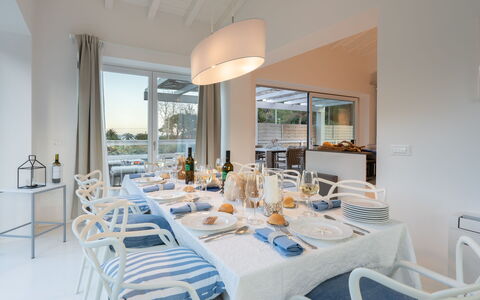 Villa Giomoa 8: Meubilair, Interieur Ontwerp, Stoel, Tafel, Keuken En Eettafel, Flooring, Eetkamer, Verdieping, Plafond, Verlichting