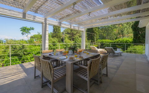 Villa Giomoa 8: Meubilair, Hout, Stoel, Buitenmeubels, Tafel, Buitentafel, Veranda, Keuken En Eettafel, Schaduw, Outdoor Structuur