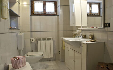 Frantusa 6+2: Loodgieterswerkinrichting, Wastafel, Wastafel In De Badkamer, Badkamer, Flooring, Interieur Ontwerp, Wc Bril, Kraan, Verdieping, Toilet