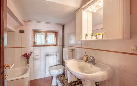 Frantusa 6+2: Wastafel In De Badkamer, Badkamer, Loodgieterswerkinrichting, Interieur Ontwerp, Wastafel, Flooring, Verdieping, Kraan, Kamer, Loodgieter