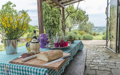 Casabianca 12: Meubilair, Tableware, Tafel, Tafelkleed, Voedsel, Buitenmeubels, Stoel, Fruit, Drinkware, Buitentafel