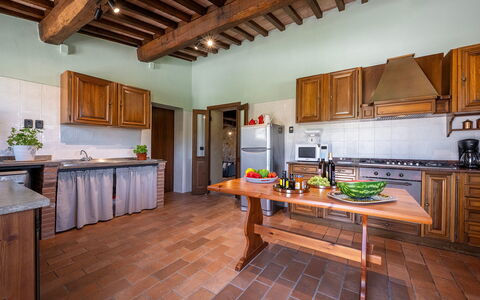 Podere Collelungo 14: Meubilair, Flooring, Interieur Ontwerp, Hout, Keuken, Verdieping, Cabinetry, Plafond, Countertop, Kamer