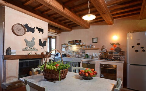 Podere Pomasciano 10: Meubilair, Interieur Ontwerp, Muur, Hout, Flooring, Keuken, Plafond, Stoel, Lichte Inrichting, Verlichting