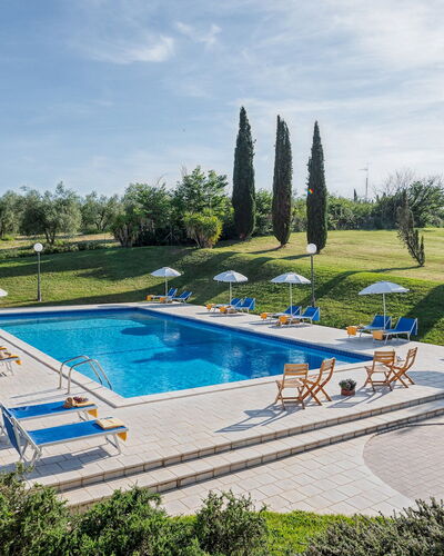 Villa Croci 12: Blauw, Zwembad, Buitenmeubels, Toevlucht, Landgoed, Ligstoel, Tuin, Landscaping, Villa, Hotel