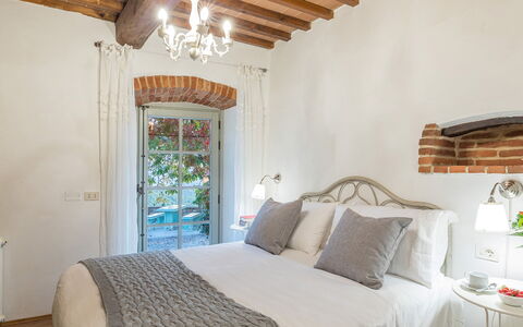 Torre Ginestre 12: Muur, Meubilair, Interieur Ontwerp, Slaapkamer, Huis, Bed, Plafond, Bedding, Linens, Laken