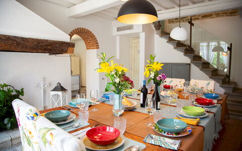 Torre Ginestre 12: Meubilair, Interieur Ontwerp, Tafel, Eetkamer, Tableware, Stoel, Keuken En Eettafel, Tafelkleed, Textiel, Kamer