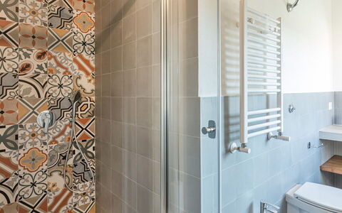 Il Colle di Donna Ilaria 12: Flooring, Interieur Ontwerp, Loodgieterswerkinrichting, Verdieping, Badkamer, Tegel, Kraan, Loodgieter, Kamer, Plafond