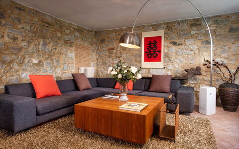 Cinque Cipressi 8: Meubilair, Bankstel, Interieur Ontwerp, Flooring, Muur, Woonkamer, Hout, Verdieping, Tafel, Huis