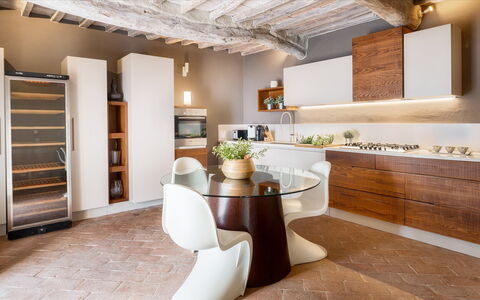 Cinque Cipressi 8: Meubilair, Interieur Ontwerp, Keuken, Flooring, Hout, Countertop, Toestel Van De Keuken, Verdieping, Cabinetry, Plafond