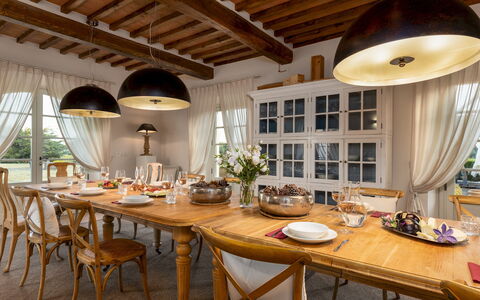 Villa Panorama 14: Meubilair, Interieur Ontwerp, Tafel, Hout, Stoel, Flooring, Keuken En Eettafel, Eetkamer, Plafond, Verlichting