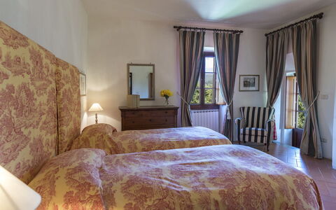 Villa Palazzaccio 26: Meubilair, Muur, Interieur Ontwerp, Kamer, Linens, Stoel, Lamp, Plafond, Slaapkamer, Bed