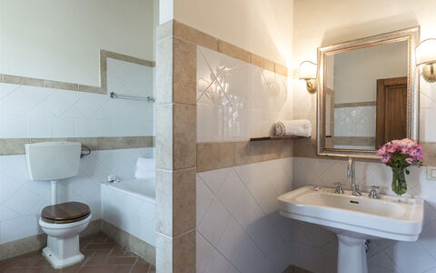 Villa Palazzaccio 26: Badkamer, Wastafel In De Badkamer, Loodgieterswerkinrichting, Interieur Ontwerp, Flooring, Wastafel, Verdieping, Toilet, Kraan, Loodgieter