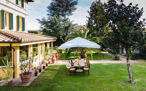 Villa Luigina 8: Woongebied, Huis, Huis, Landgoed, Schaduw, Tuin, Herenhuis, Hacienda, Gazon, Landscaping