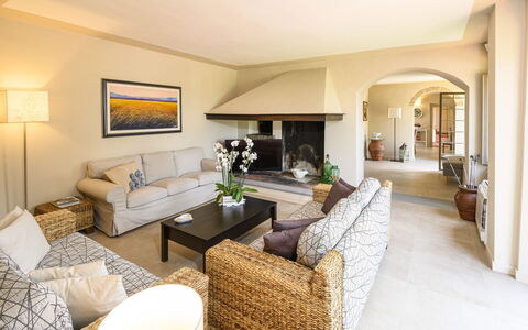 Villa Monnalisa 12: Meubilair, Interieur Ontwerp, Bankstel, Flooring, Verdieping, Woonkamer, Muur, Kamer, Plafond, Hout