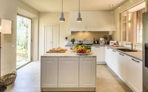 Villa Monnalisa 12: Keuken, Countertop, Meubilair, Toestel Van De Keuken, Interieur Ontwerp, Cabinetry, Flooring, Hout, Plafond, Verdieping