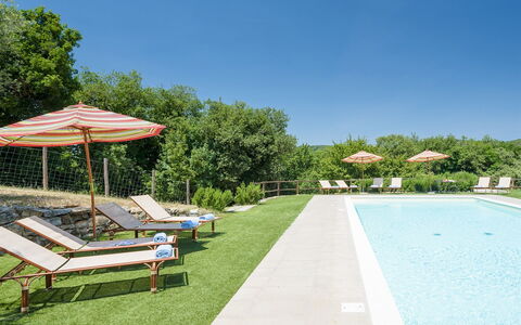 Villa la Poiana 10: Buitenmeubels, Zwembad, Struik, Tuin, Vrije Tijd, Ligstoel, Landscaping, Schaduw, Toevlucht, Gazon
