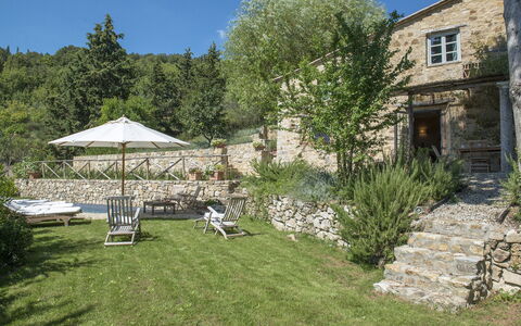 Villa delle Upupe 8: Struik, Tuin, Verblijf, Landscaping, Flagstone, Buitenmeubels, Landgoed, Backyard, Boerderij, Werf
